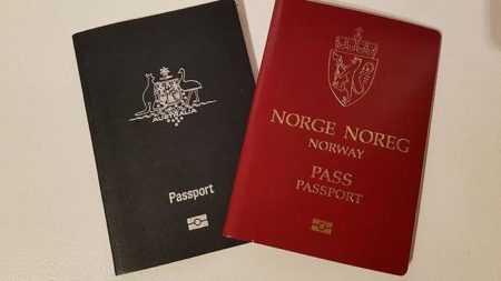 Как получить гражданство норвегии. Норвежский паспорт. Паспорт гражданина Норвегии. Загранпаспорт Норвегии. Паспорт Норвегии фото.